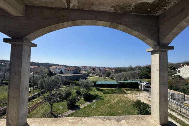 Istria, Rovinjsko Selo, 2 apartmány v stave hrubej stavby, nedokončená záhrada 591 m²