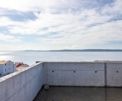 Attico in vendita con piscina e vista mare in Croazia