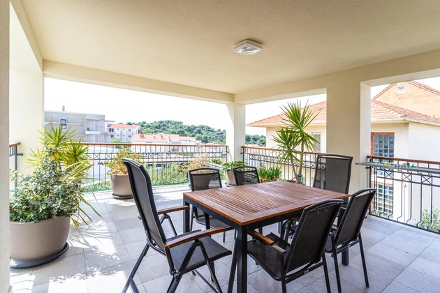 Apartamento en venta en Hvar con terraza y logia en Croacia