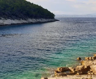 Korčula, Vela Luka, terrain constructible de 1964 m2, en première ligne sur la mer