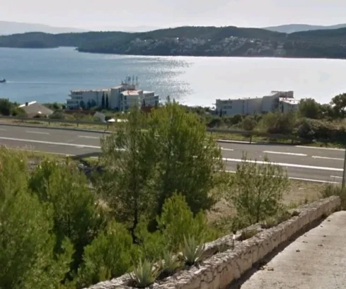 Seget Donji, terrain constructible de 900 m2, à 650 m de la mer, vue sur la mer
