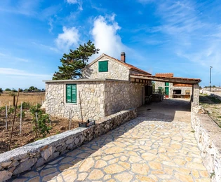 Spaziosa tenuta in vendita a Hvar con vigneto in Croazia