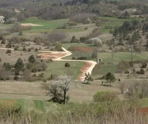 <p>Gran parcela de terreno, alrededores amplios de Porec, ubicación tranquila.</p>