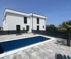 EXKLUZIVNÍ APARTMÁN S PANORAMATICKÝM VÝHLEDEM NA MOŘE A BAZÉNEM, 100 M OD PLÁŽE!