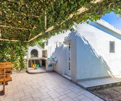 Immeuble à vendre près de la plage à Marina en Croatie