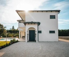 Istrie, Svetvinčenat, elegantní samostatný dům s bazénem obklopený zelení