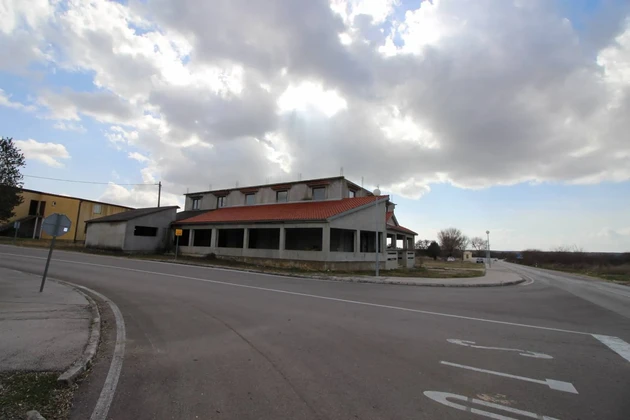 Poslovno-bývanie dom na pozemku 3046 m² pri hlavnej ceste Pag-Zadar