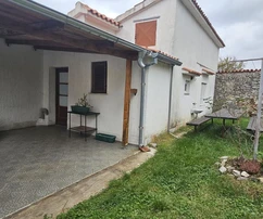 Jadranovo, Haus mit drei Apartments, Meerblick, Parkplatz und Garten, nahe am Meer