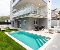 Appartement de trois chambres avec cour et piscine à vendre à Podstrana en Croatie