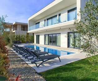 ESCLUSIVA VILLA URBANA CON PISCINA E VISTA MARE PANORAMICA, IN POSIZIONE ATTRAENTE!