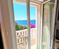 Dom przy morzu na wyspie Brač z dwoma oddzielnymi mieszkaniami na sprzedaż