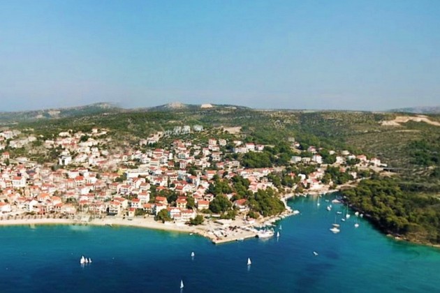 Terrain spacieux à vendre près de la mer à Primosten