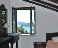 Superbes maisons en pierre avec piscine dans la baie de Slivno