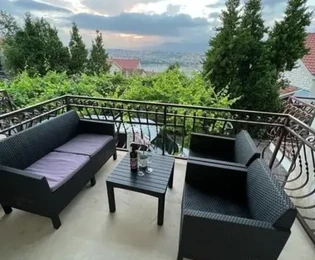 Podstrana, Strožanac, dům 350 m2 se zahradou, výhledem na moře, 500 m od pláže