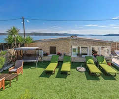 Villa en bord de mer à vendre dans un emplacement privilégié en bord de mer sur l'île de Drvenik en Croatie