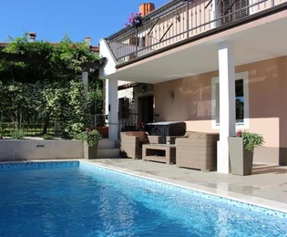 Momjan, Istra - Povijesna kamena kuća s bazenom