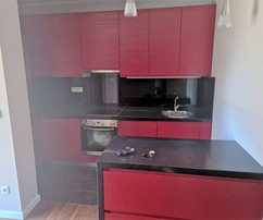 Tágas lakás Split közelében, garázzsal, a tengerpart szomszédságában