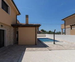 Istrien, Svetvinčenat: Moderne Villa mit Pool, Neubau, Juršići
