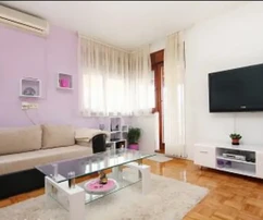 Trogir, Miševac, komfort. Dvoupokojový byt 97 m² s velkou terasou.