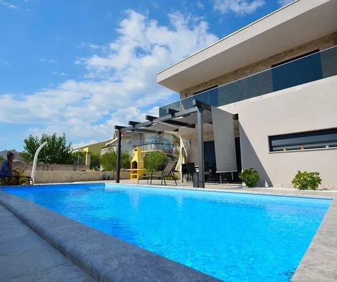 Vodice - maison jumelée avec 3 appartements, sous-sol + piscine