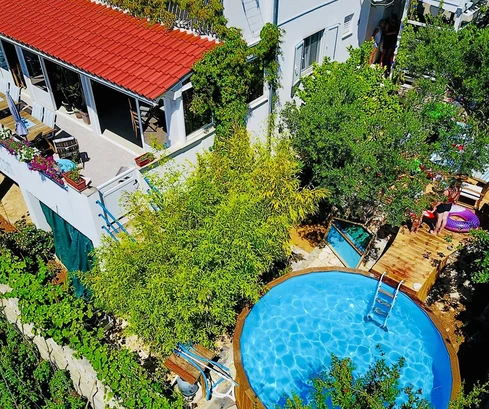 Hvar, trojpodlažný dom s ďalším stavebným pozemkom