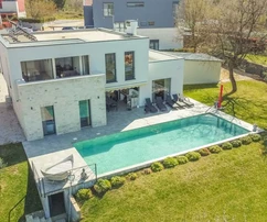 Exquisite 4-bedroom villa with modern design near Poreč center