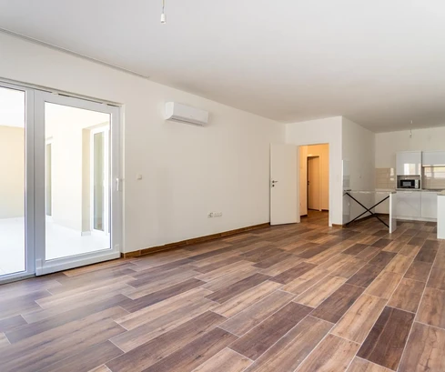 Cómodo apartamento en venta justo en primera línea de mar en Okrug, Croacia