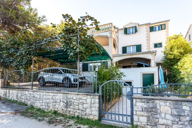 Haus zum Verkauf in Supetar auf der Insel Brač mit Meerblick in Kroatien