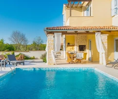 Isztria, Vodnjan: Mediterrán ház medencével