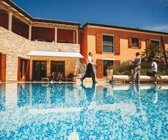 Istria, Rovinj, impresionante villa con amplio jardín y potencial de construcción