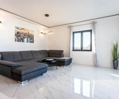 Casa con appartamenti in vendita a Vodice in Croazia