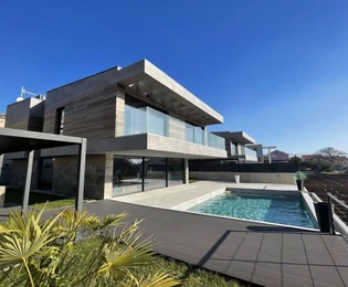 EXKLUSIVE DESIGNER-VILLA MIT POOL IN RUHIGER LAGE!