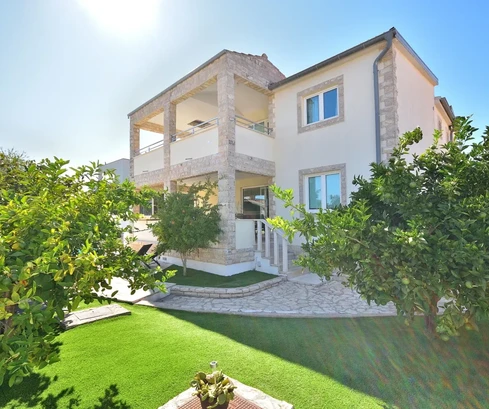 Vodice - dům se třemi apartmány, bazén, výhled na moře