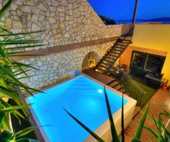Senj, ház négy lakással és medencével, 346 m²
