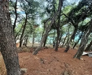 Dugi Rat, terreno edificabile di 1160 m2, in prima fila sul mare con vista