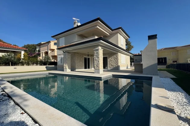 EXCLUSIVE VILLA WITH SWIMMING POOL, IN QUIET LOCATION!