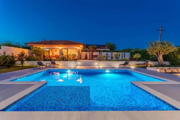 Zadar, Smoković, villa moderne avec piscine, Nouvelle construction