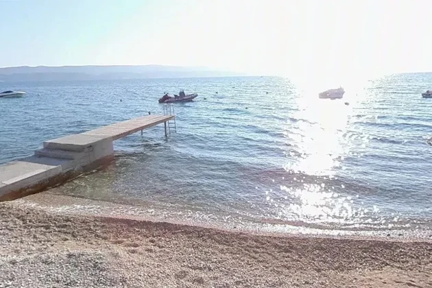 Omiš, działka budowlana 1360 m2 w strefie M1, pierwsza linia brzegowa