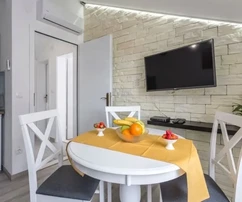 Brač, Milna, casa a schiera di 130 m2 con 4 unità abitative, seconda fila dal mare