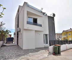 Vodice – apartamento amueblado de dos niveles con jardín, a 850 m del mar