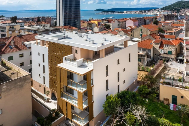Apartamento premium de tres dormitorios en venta en el corazón de Split, Croacia