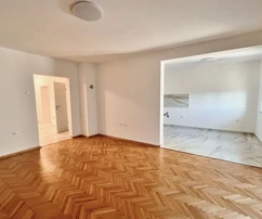 FRISSEN FELÚJÍTOTT LAKÁS A KÖZPONTBAN, 150 M-RE A STRANDTÓL!