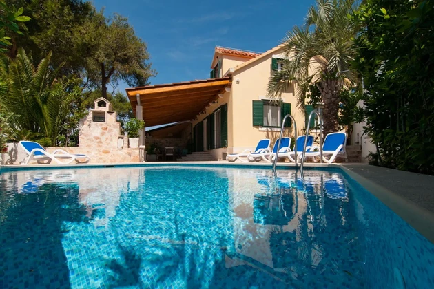 Brač, hermosa casa mediterránea en una ubicación única, primera línea al mar