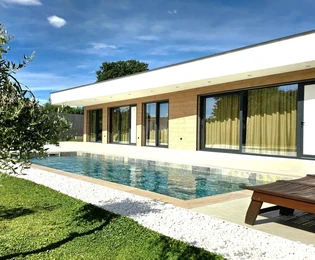 Szeregowa willa z basenem na sprzedaż w okolicach Labina w Chorwacji