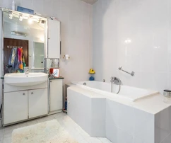 Apartmánový dom na predaj priamo pri mori v Gradaci v Chorvátsku