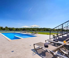 Luxusní vila s bazénem a prostornou zahradou, Pula, Istrie