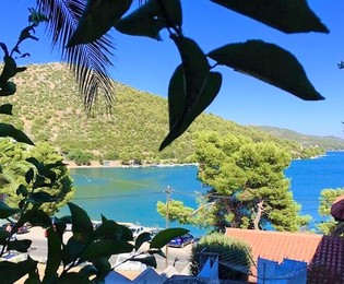 Villa en la zona de Trogir con piscina y acceso al mar en venta