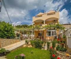 Trogir, dvojdom s rozlohou 471 m2 s bazénom, 25 m od mora, s otvoreným výhľadom na more