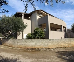 Nemovitost s 5 bytovými jednotkami 800 metrů k pláži Jadro