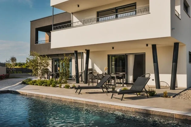 Umag, Istrien: Moderne Villa mit Pool und Wohnungen